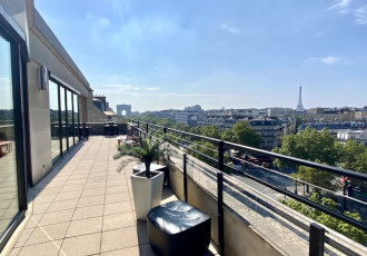 rooftop paris 17 grande armée avec vue sur l'arc de triomphe et la tour eiffel